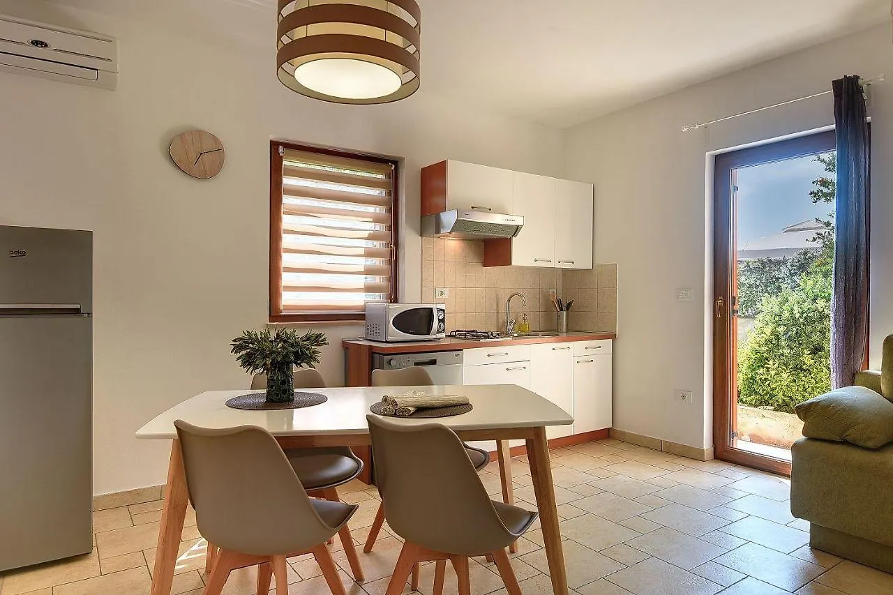 Apartment Grosse Wohnung Mit 2 Kuechen, 3 Schlafzimmer Vinkuran