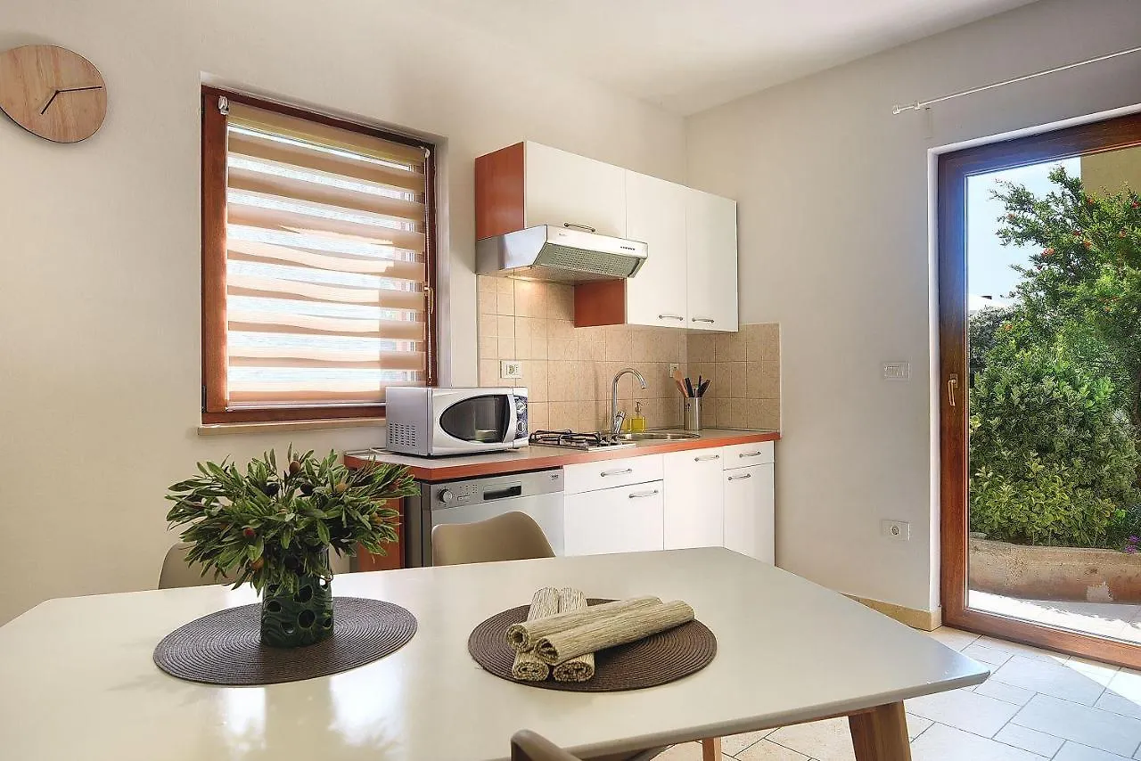 Grosse Wohnung Mit 2 Kuechen, 3 Schlafzimmer Vinkuran Apartment