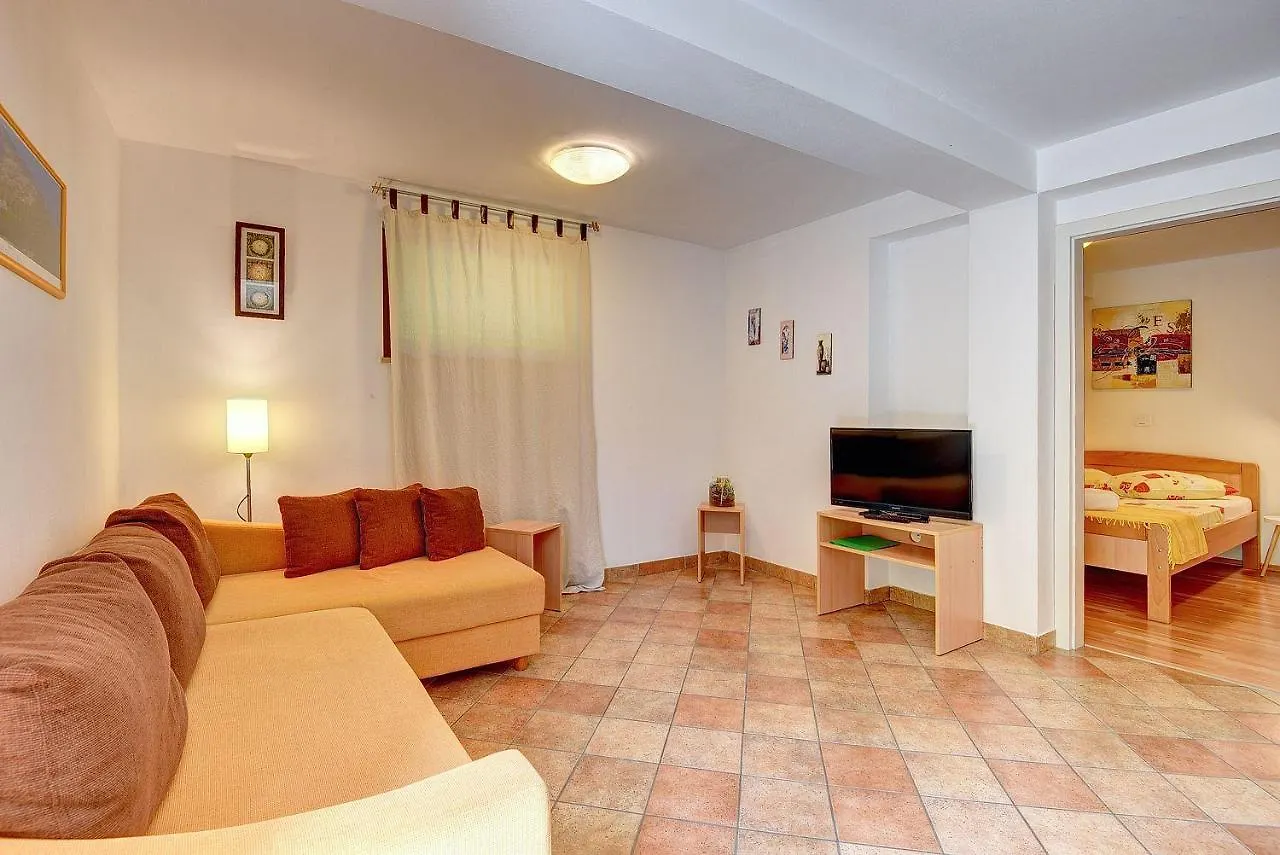 Apartment Grosse Wohnung Mit 2 Kuechen, 3 Schlafzimmer Vinkuran