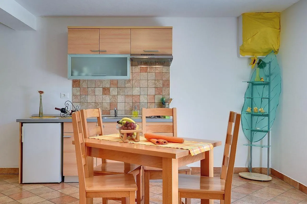 Grosse Wohnung Mit 2 Kuechen, 3 Schlafzimmer Vinkuran