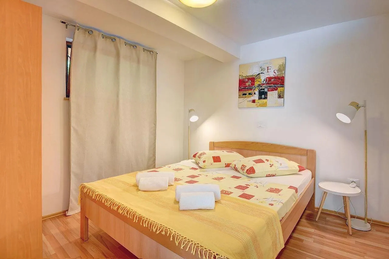 Grosse Wohnung Mit 2 Kuechen, 3 Schlafzimmer Vinkuran