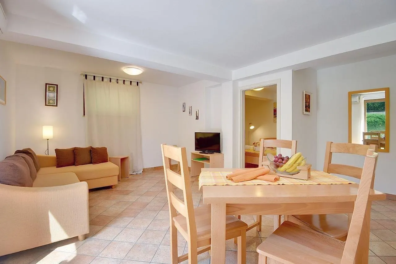 Apartment Grosse Wohnung Mit 2 Kuechen, 3 Schlafzimmer Vinkuran