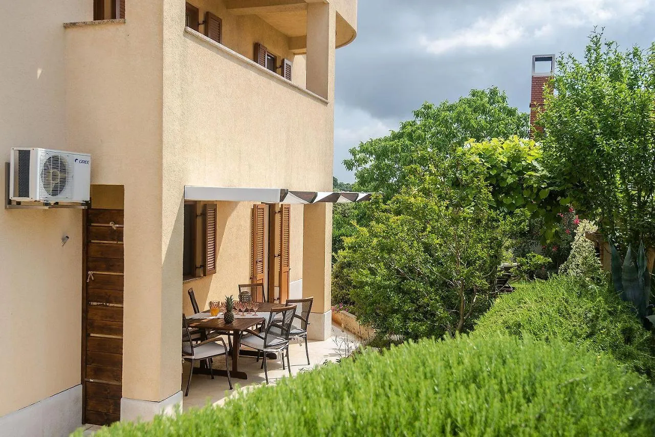 Apartment Grosse Wohnung Mit 2 Kuechen, 3 Schlafzimmer Vinkuran