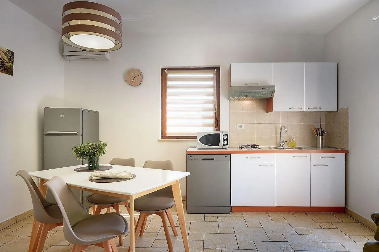 Grosse Wohnung Mit 2 Kuechen, 3 Schlafzimmer Vinkuran