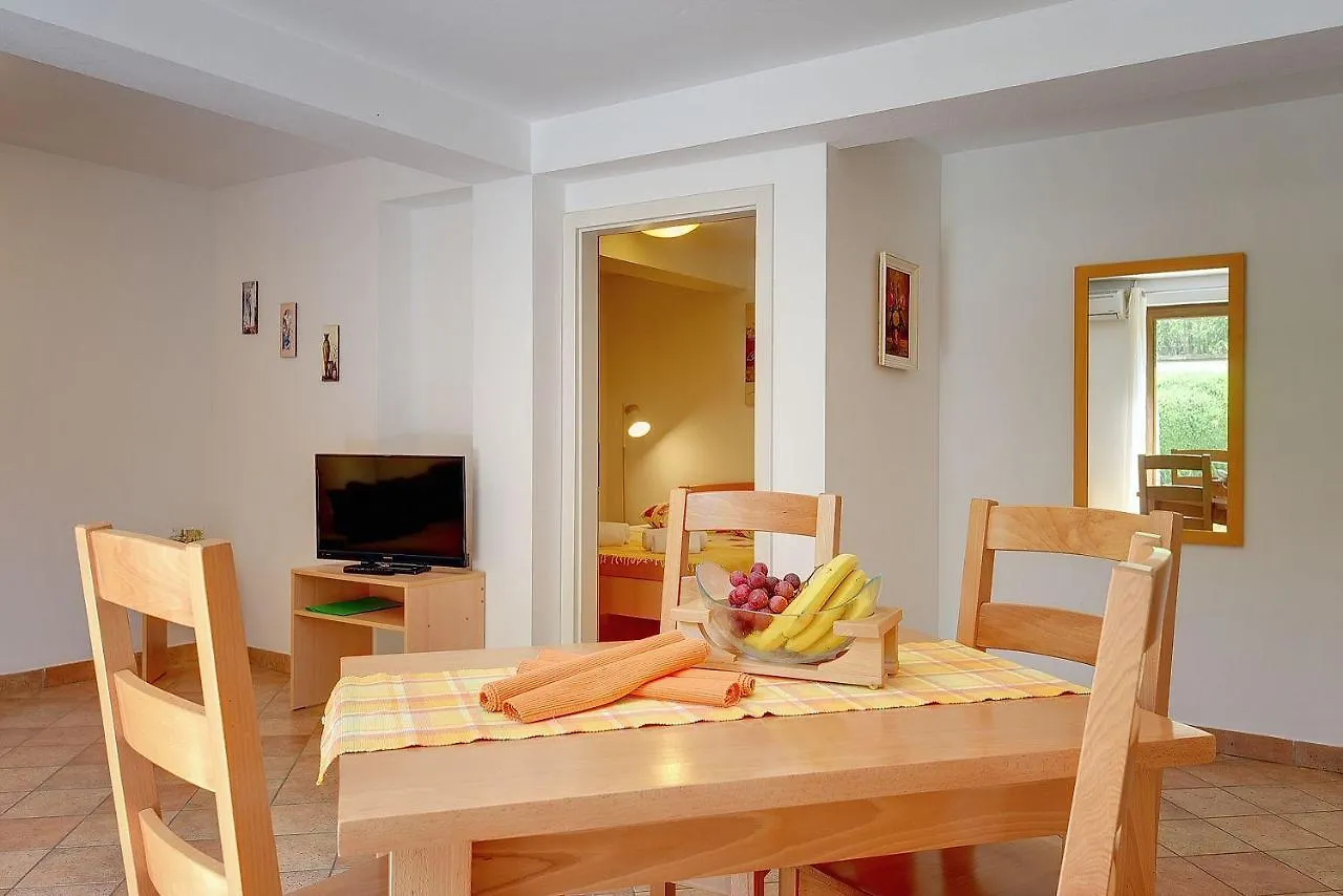 Grosse Wohnung Mit 2 Kuechen, 3 Schlafzimmer Vinkuran 0*,  Croatia