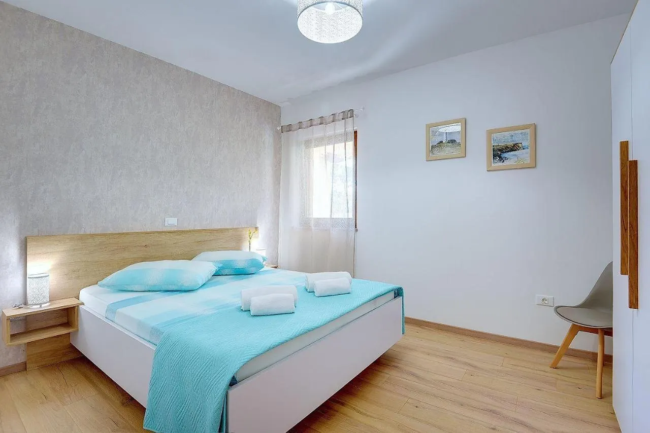 Grosse Wohnung Mit 2 Kuechen, 3 Schlafzimmer Vinkuran Croatia